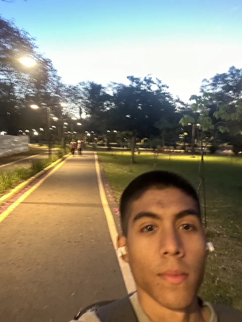 Joaquín Caballero en la ciclovía de San Lorenzo al atardecer