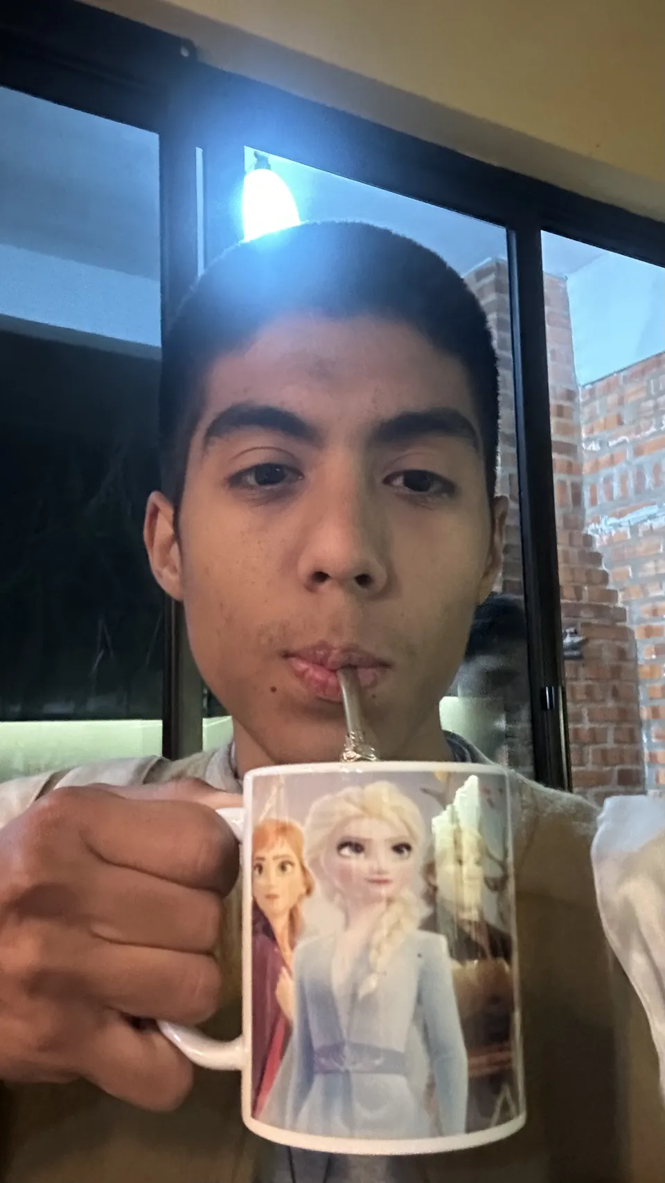 Joaquín Caballero tomando de una taza a las 22:30, todavía trabajando